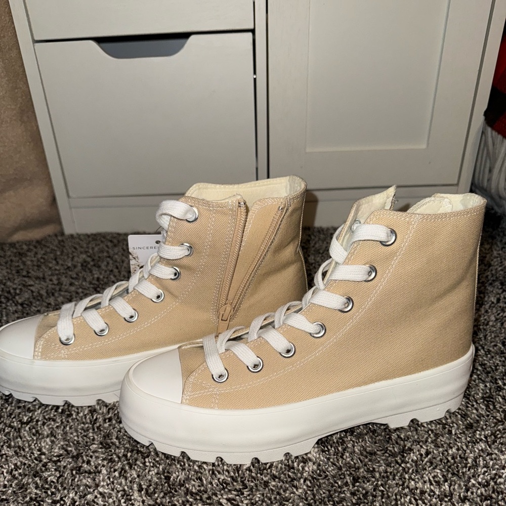 Sincerely Jules brand shoes never worn! Tan color